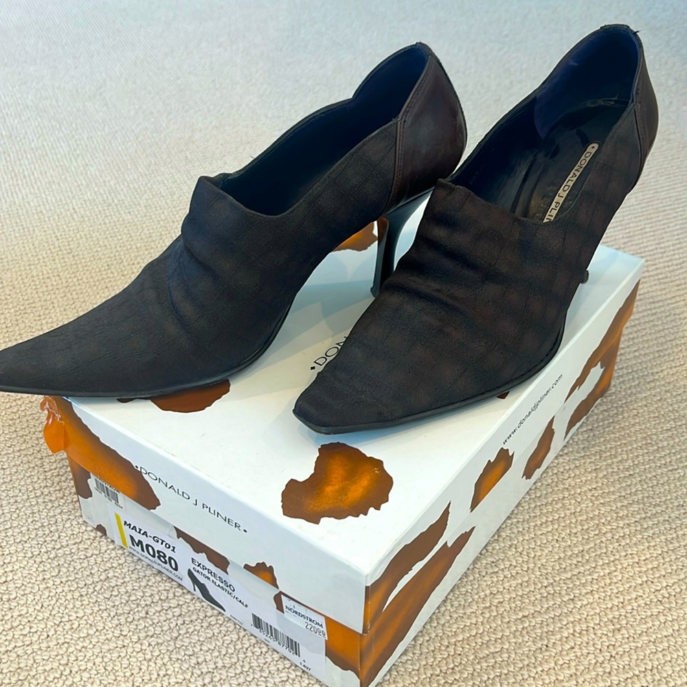Donald Pliner booties in brown gator pattern and calf leather, size 8